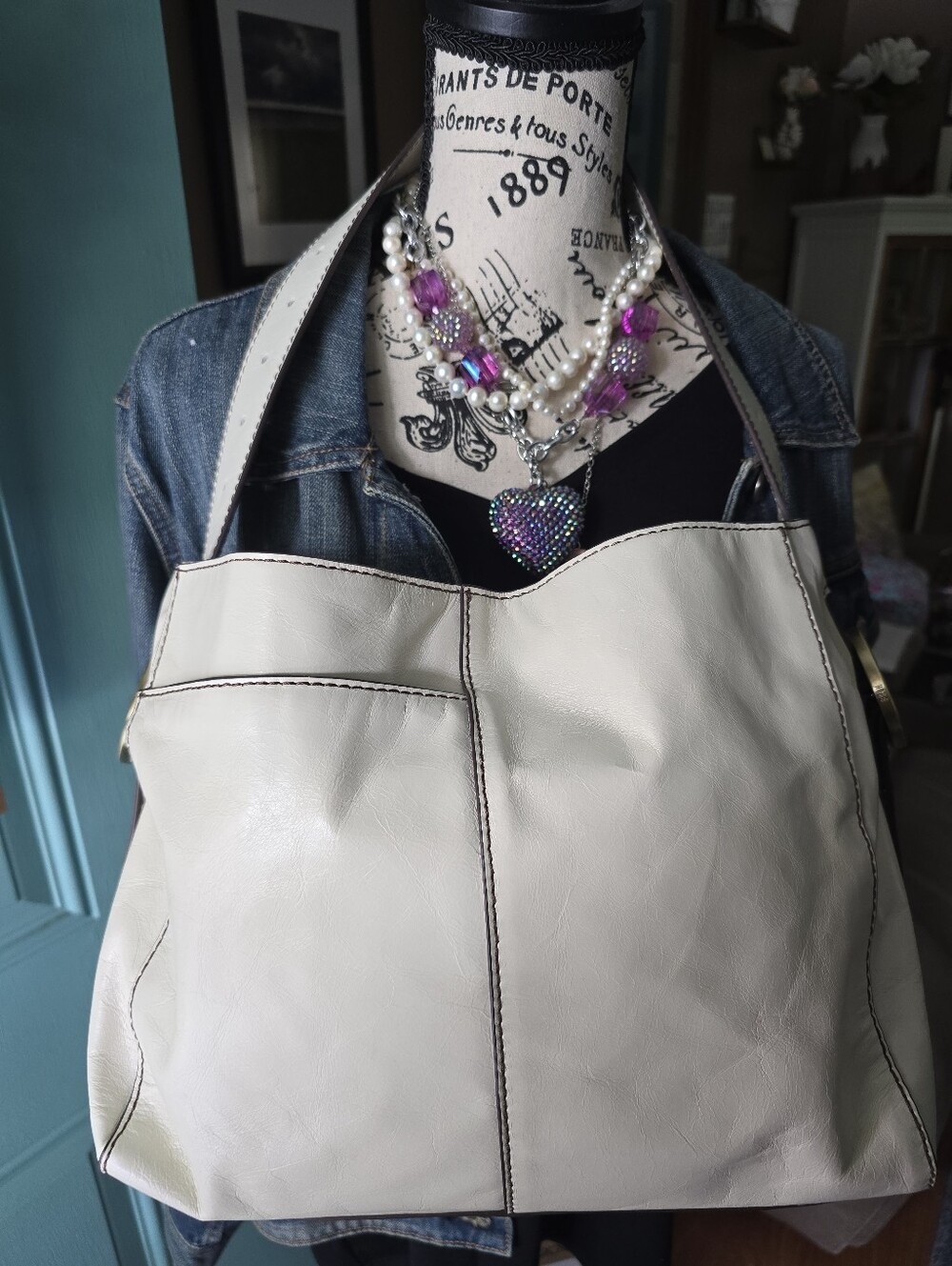 Hobo Latte/ Creamy Leather Shoulder Bag